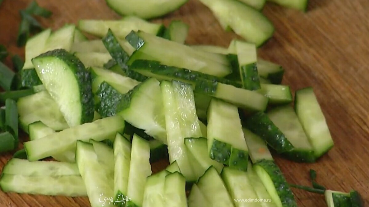 Огурец нарезать тонкими полукружьями.
