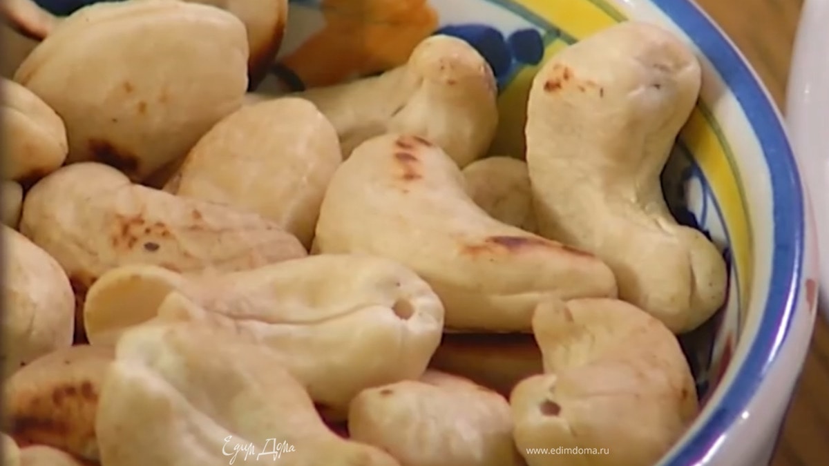 Кешью крупно порубить ножом.