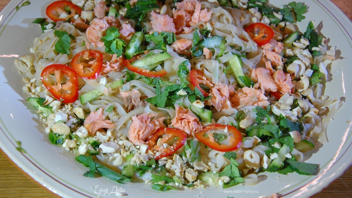 Форель разобрать на маленькие кусочки и выложить на лапшу.<br />
 