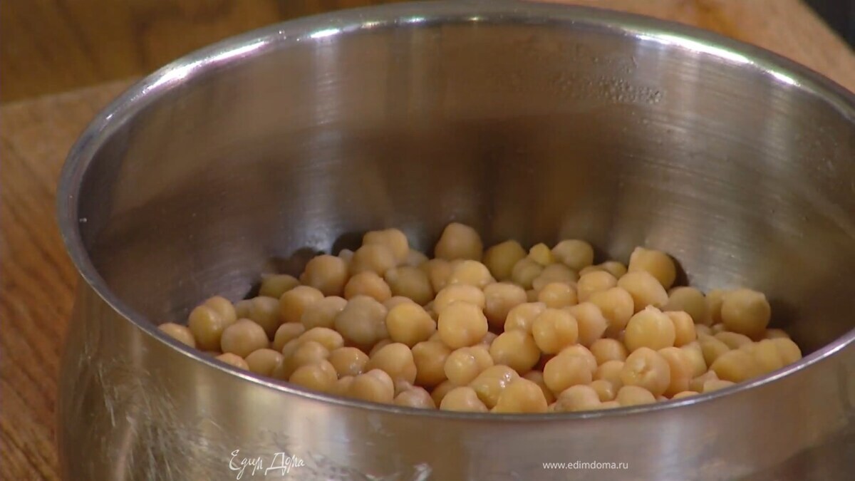 Нут замочить на ночь с содой, затем промыть и отварить без соли.