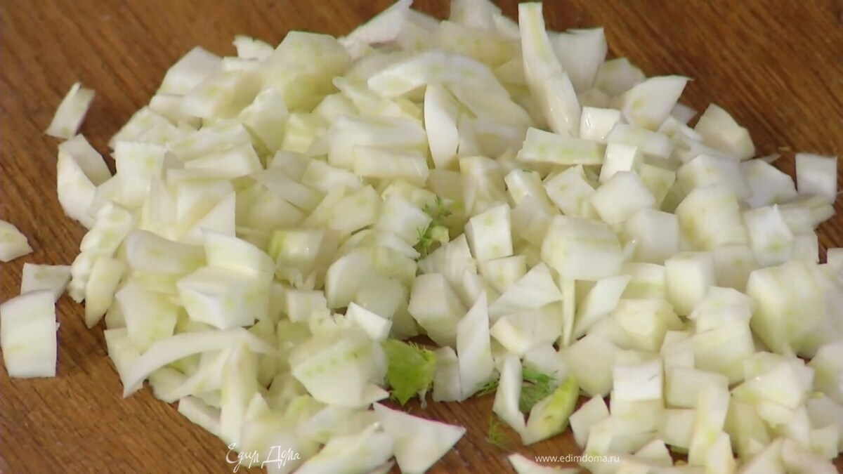 Фенхель мелко нарезать.