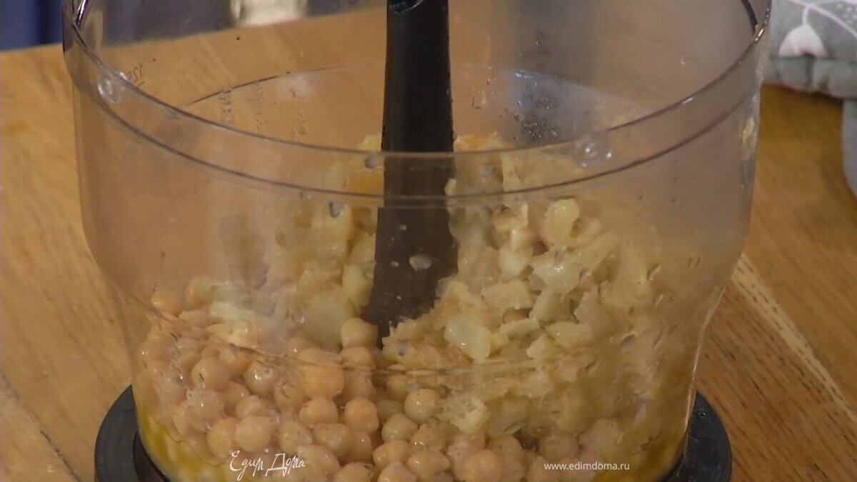 Отваренный нут выложить в чашу блендера, добавить фенхель с луком и чесноком, все посолить и измельчить в пюре.