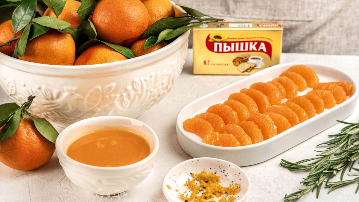 Очистите от кожуры восемь мандаринов и снимите с них пленку. С трех мандаринов выдавите сок. С последнего снимите цедру.