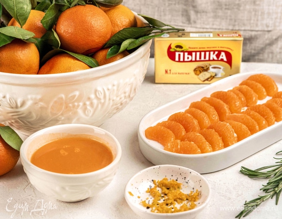 Очистите от кожуры восемь мандаринов и снимите с них пленку. С трех мандаринов выдавите сок. С последнего снимите цедру.