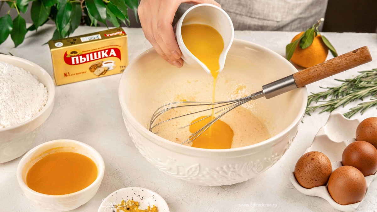 Взбейте яйца с сахаром. Добавьте маргарин «Пышка», мандариновый сок и цедру. Перемешайте и добавьте муку с разрыхлителем.
