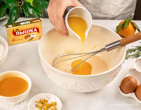 Взбейте яйца с сахаром. Добавьте маргарин «Пышка», мандариновый сок и цедру. Перемешайте и добавьте муку с разрыхлителем.