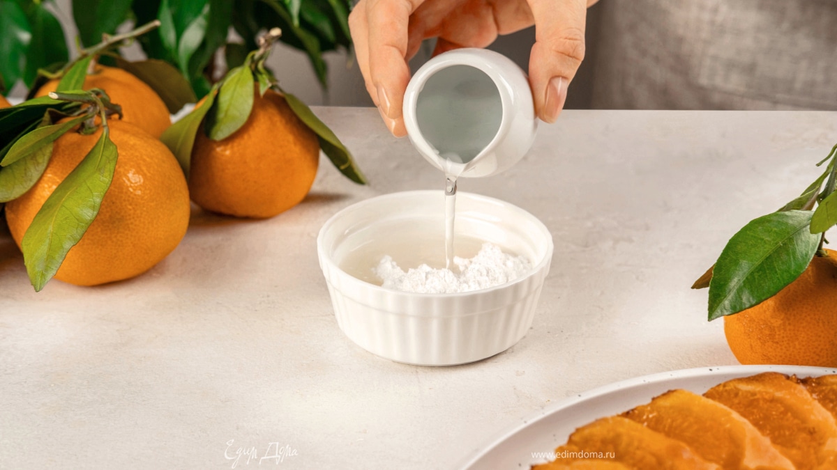 Для глазури смешайте пудру с водой. Проварите на слабом огне 1 минуту.