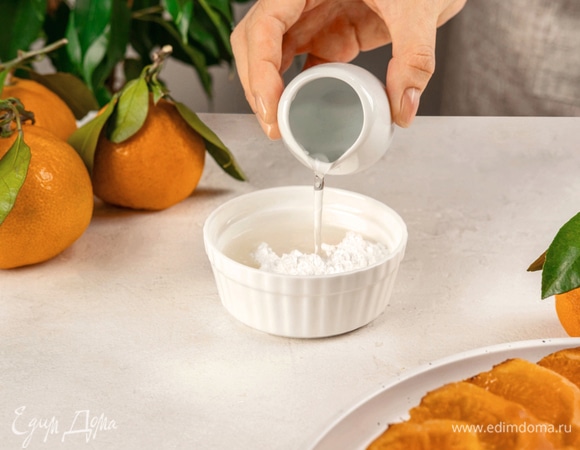 Для глазури смешайте пудру с водой. Проварите на слабом огне 1 минуту.