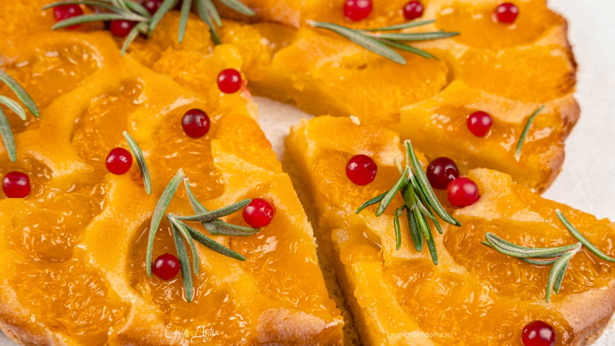 Полейте остывший пирог глазурью. Украсьте веточками розмарина и брусникой.