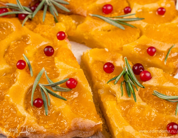 Полейте остывший пирог глазурью. Украсьте веточками розмарина и брусникой.