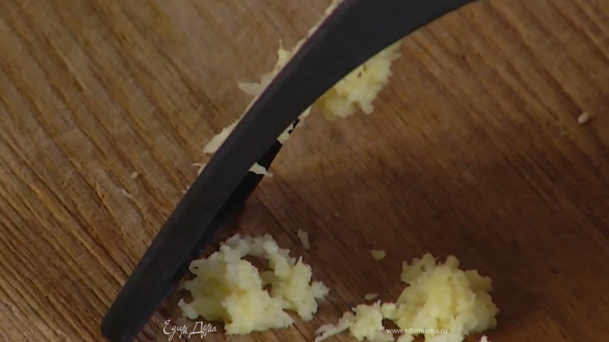 Имбирь почистить и натереть на мелкой терке — должна получиться 1 ч. ложка.