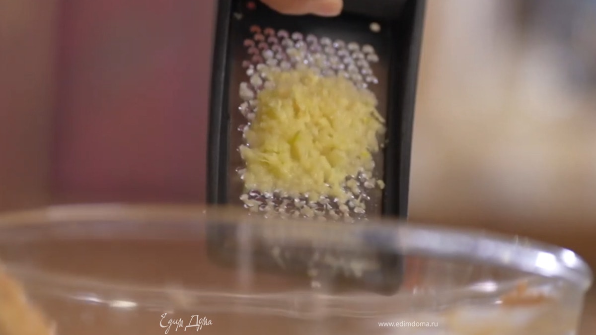 Чеснок тоже почистить и натереть на мелкой терке.