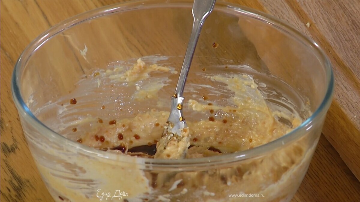 Приготовить заправку: предварительно размягченное сливочное масло растереть с мисо-пастой, влить рисовый уксус, кунжутное масло, всыпать кунжутное семя и все перемешать, затем добавить имбирь, чеснок, зеленый лук, чили и соевый соус и еще раз все перемешать.