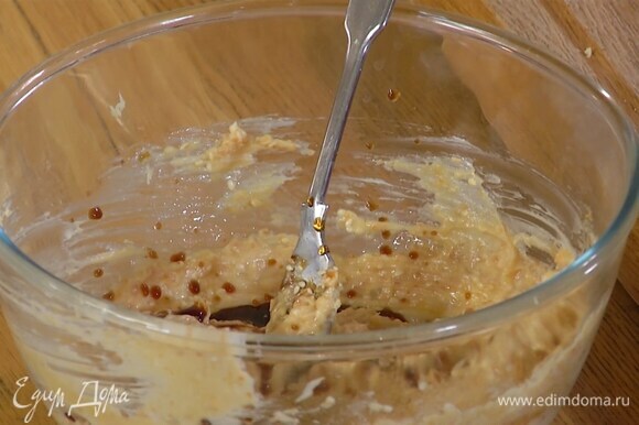 Приготовить заправку: предварительно размягченное сливочное масло растереть с мисо-пастой, влить рисовый уксус, кунжутное масло, всыпать кунжутное семя и все перемешать, затем добавить имбирь, чеснок, зеленый лук, чили и соевый соус и еще раз все перемешать.