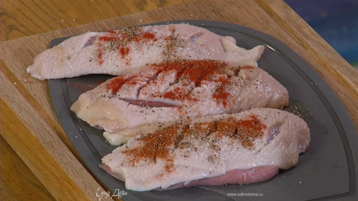 Грудки надрезать острым ножом косыми линиями и натереть солью, паприкой, черным и кайенским перцем.