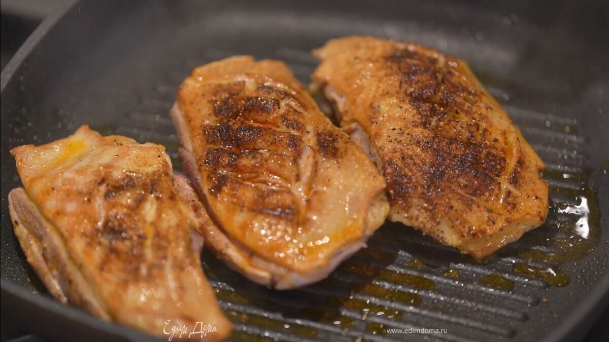 Обжарить грудки на разогретой сковороде-гриль с двух сторон до появления румяной корочки.