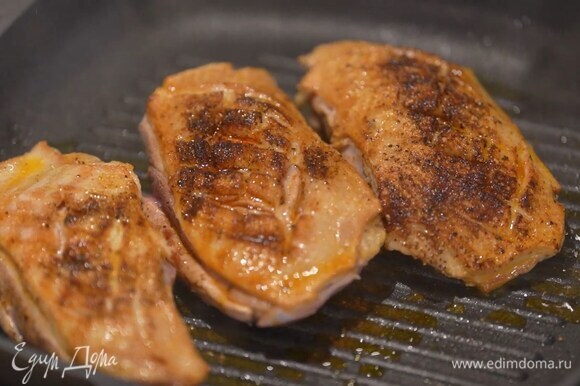 Обжарить грудки на разогретой сковороде-гриль с двух сторон до появления румяной корочки.