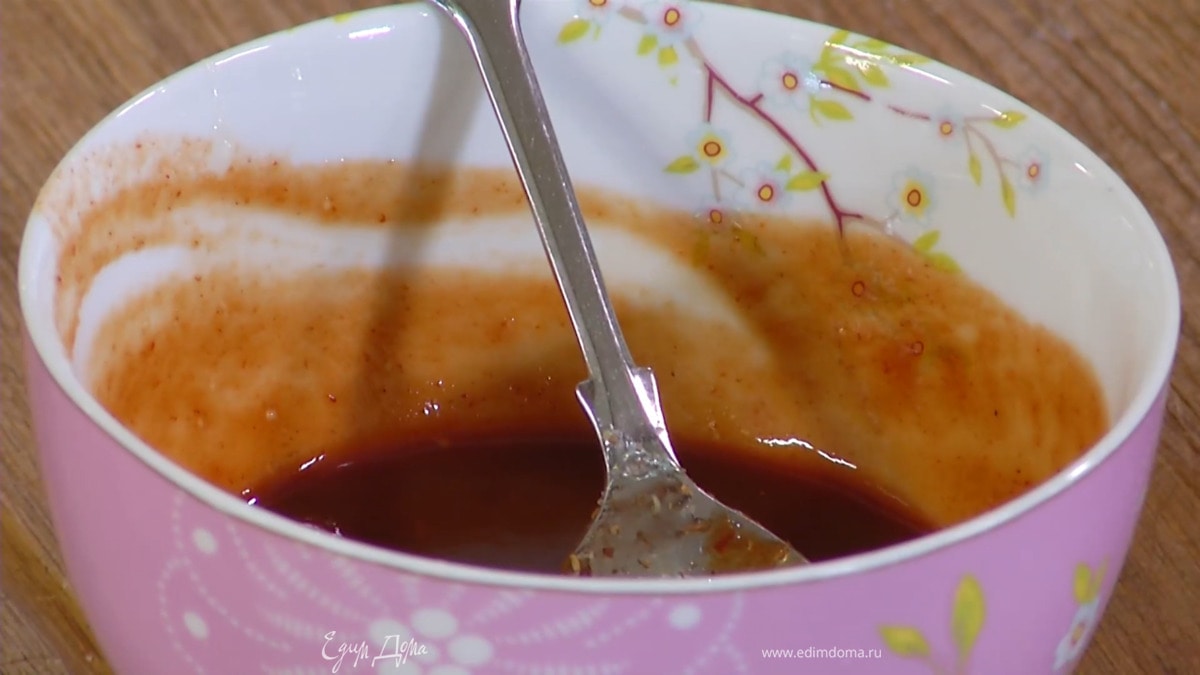 Приготовить соус: в небольшой миске соединить томатную пасту, мед, вино, соевый соус, все поперчить, посолить и перемешать.