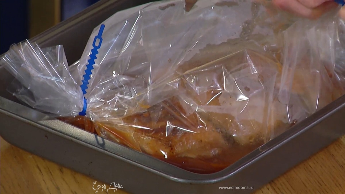 Горячий куриный бульон перелить в миску, где была заправка, затем в сковороду-гриль, где жарились грудки, и влить все в рукав.