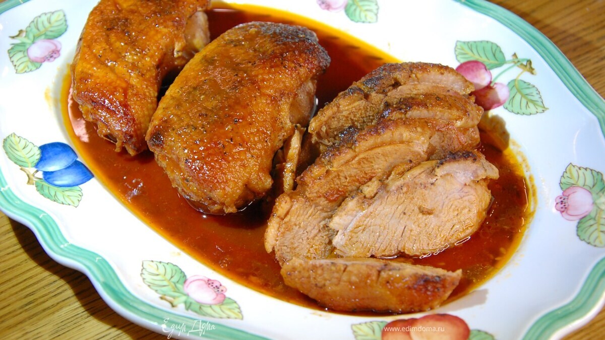 Запеченные грудки выложить на тарелки и полить оставшимся в рукаве соусом.