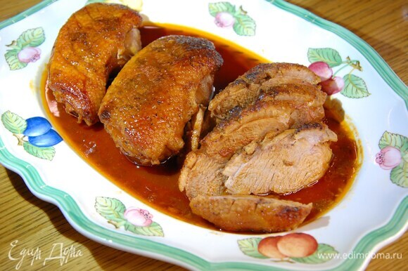 Запеченные грудки выложить на тарелки и полить оставшимся в рукаве соусом.