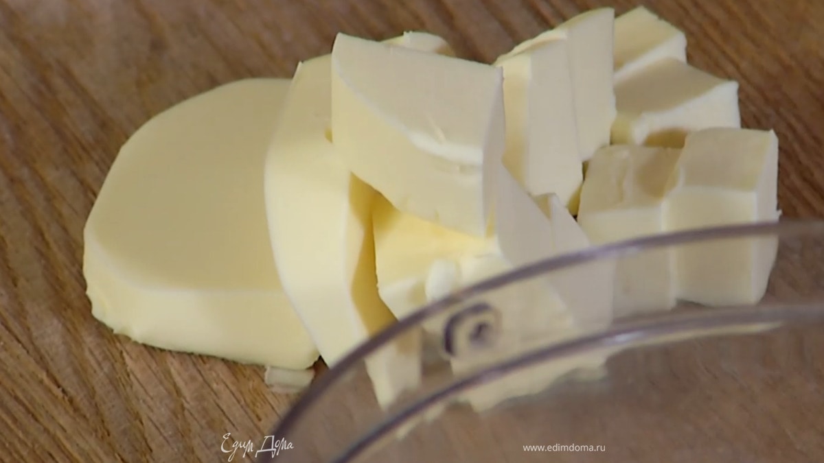 Предварительно охлажденное сливочное масло нарезать кубиками.
