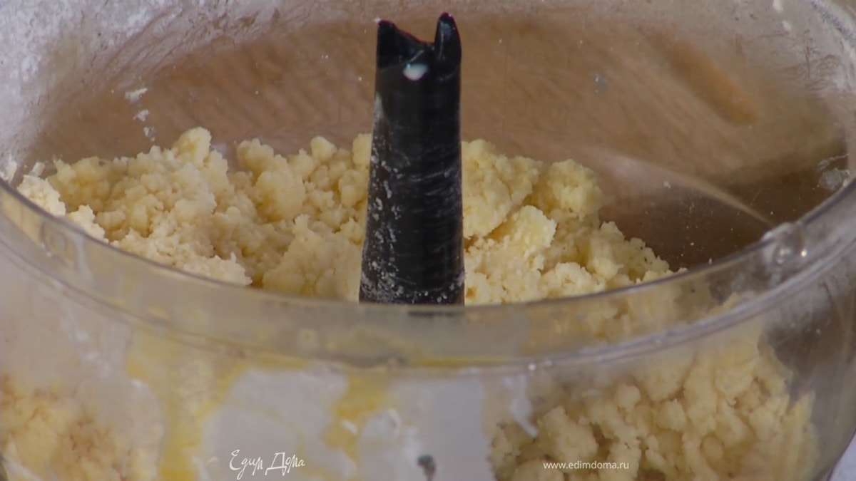 В чашу блендера просеять муку, добавить масло, желток, сахарную пудру и соль, влить 2 ст. ложки ледяной воды и все взбить. Влить еще немного ледяной воды, чтобы тесто сбилось в ком.