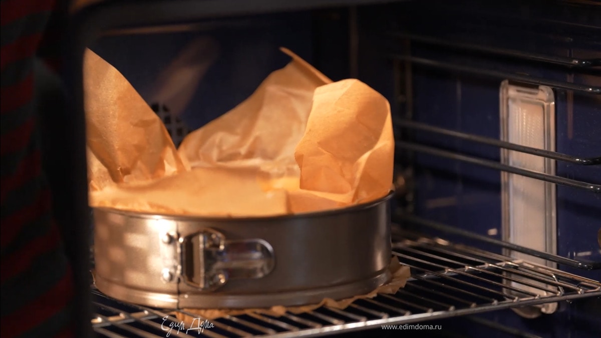 Вложить в получившийся тарт бумагу для выпечки всыпать любые бобовые и выпекать в разогретой духовке 20 минут.