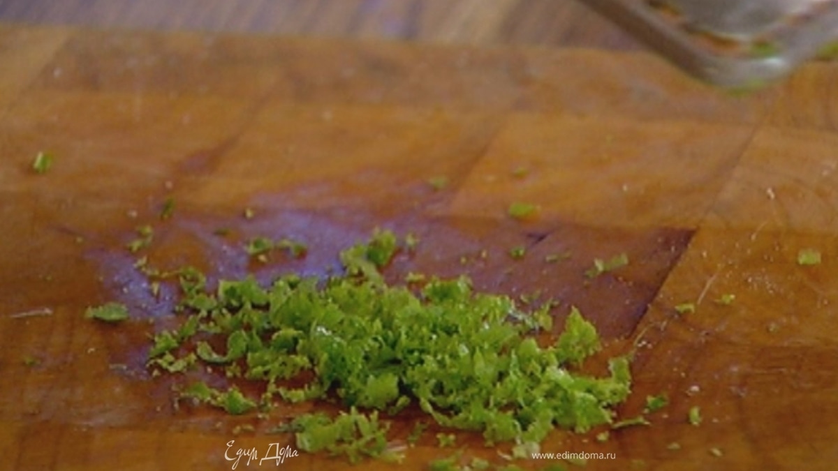 Натереть на мелкой терке 1 ст. ложку цедры лаймов, выжать из них 100 мл сока.