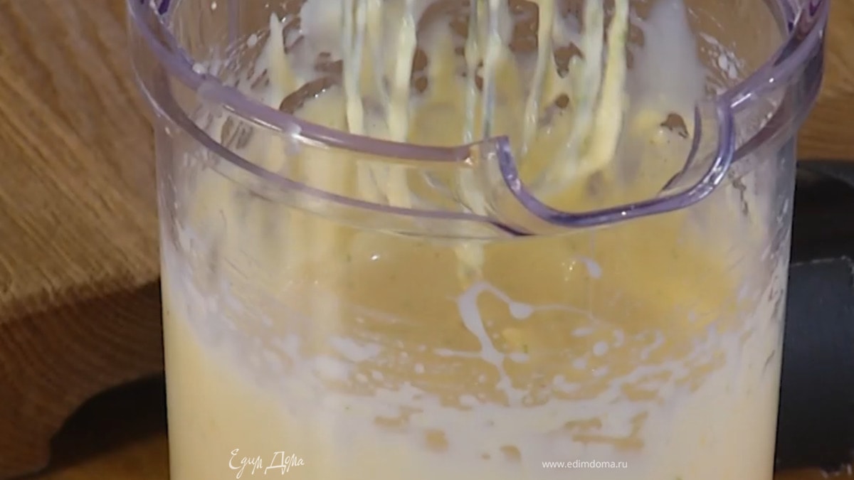 Приготовить крем: желтки и цедру лайма взбить блендером с насадкой-венчиком, затем, продолжая взбивать, тонкой струйкой влить сгущенное молоко, лаймовый сок и все взбить.