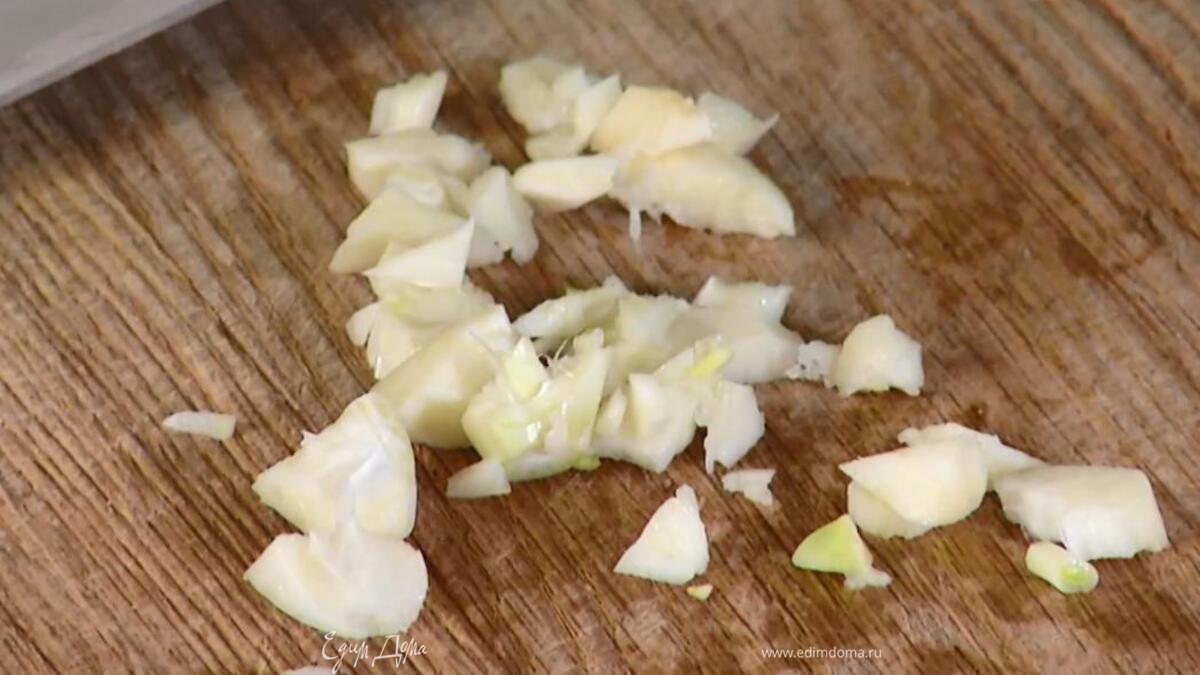 Чеснок почистить, раздавить плоской стороной ножа и мелко порубить.