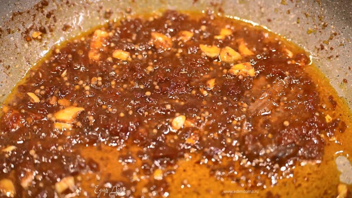 Разогреть в сковороде 1–2 ст. ложки оливкового масла, выложить анчоусы и чеснок, добавить томатную пасту, кориандр, паприку и все обжарить.<br />
 