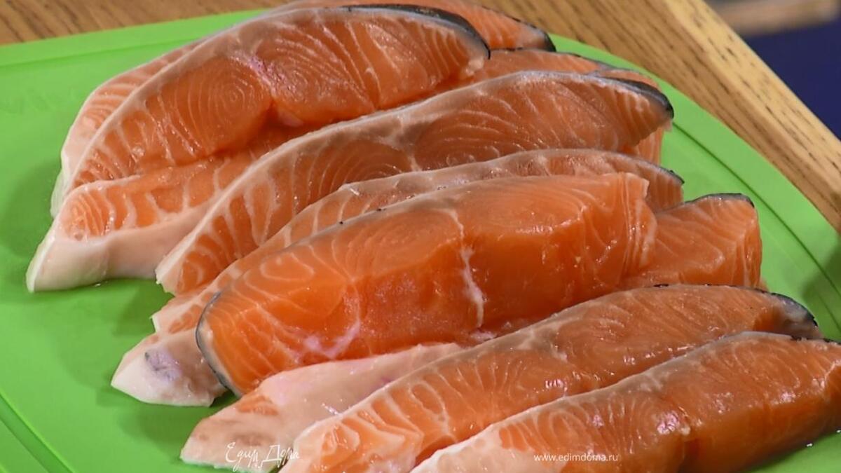 Рыбу нарезать небольшими ломтиками.