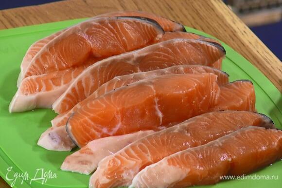 Рыбу нарезать небольшими ломтиками.