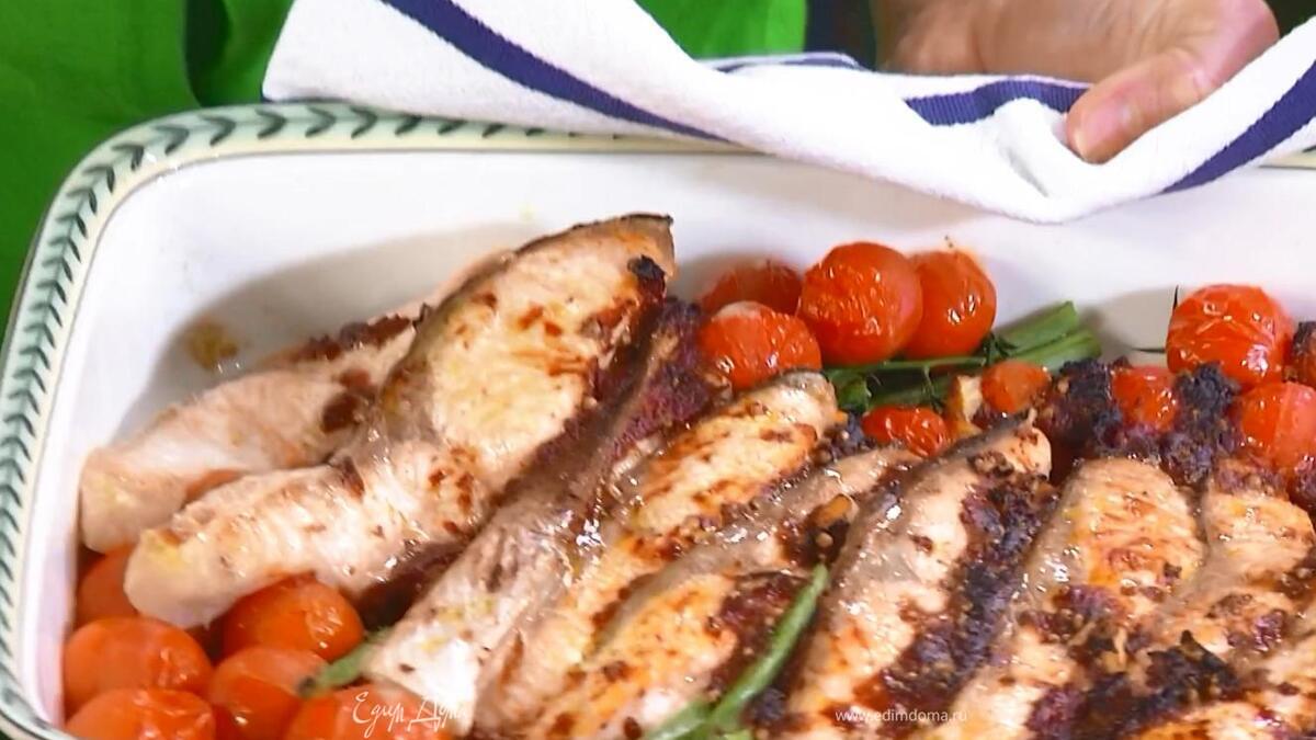 В керамическую жаропрочную форму выложить помидоры, фасоль и рыбу, сверху разложить чесночную массу, сбрызнуть все оставшимся оливковым маслом и запекать в разогретой духовке 15–20 минут.