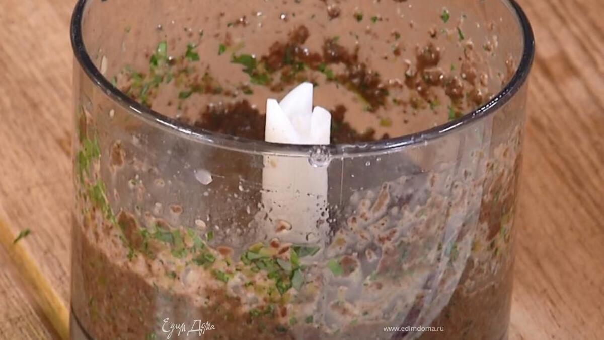 Приготовить тапенад: в чашу блендера выжать сок половинки лимона, влить оливковое масло, выложить оливки, каперсы, листья базилика и тархуна и все взбить.