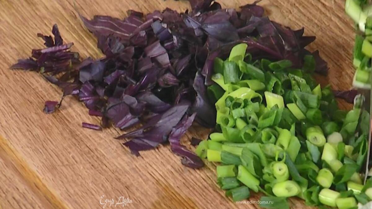 Фиолетовый базилик крупно порезать, зеленый лук нарезать наискосок.