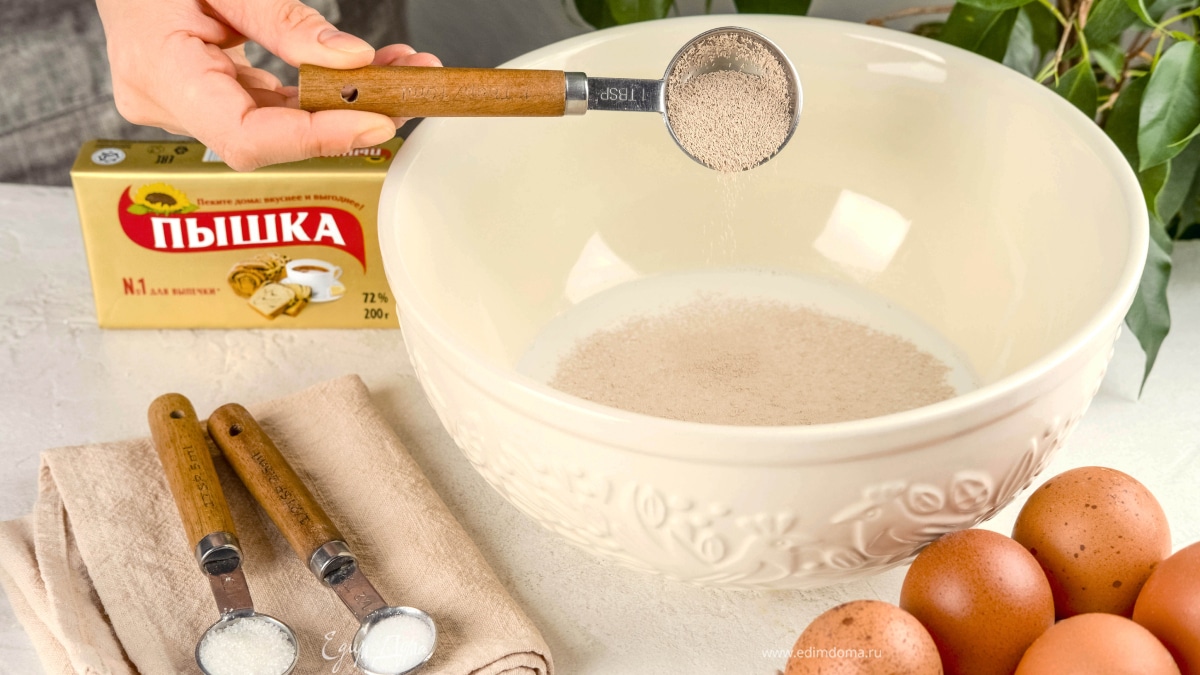 Смешайте дрожжи с молоком. Всыпьте сахар и размешайте до растворения дрожжей.