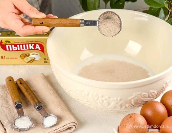 Смешайте дрожжи с молоком. Всыпьте сахар и размешайте до растворения дрожжей.