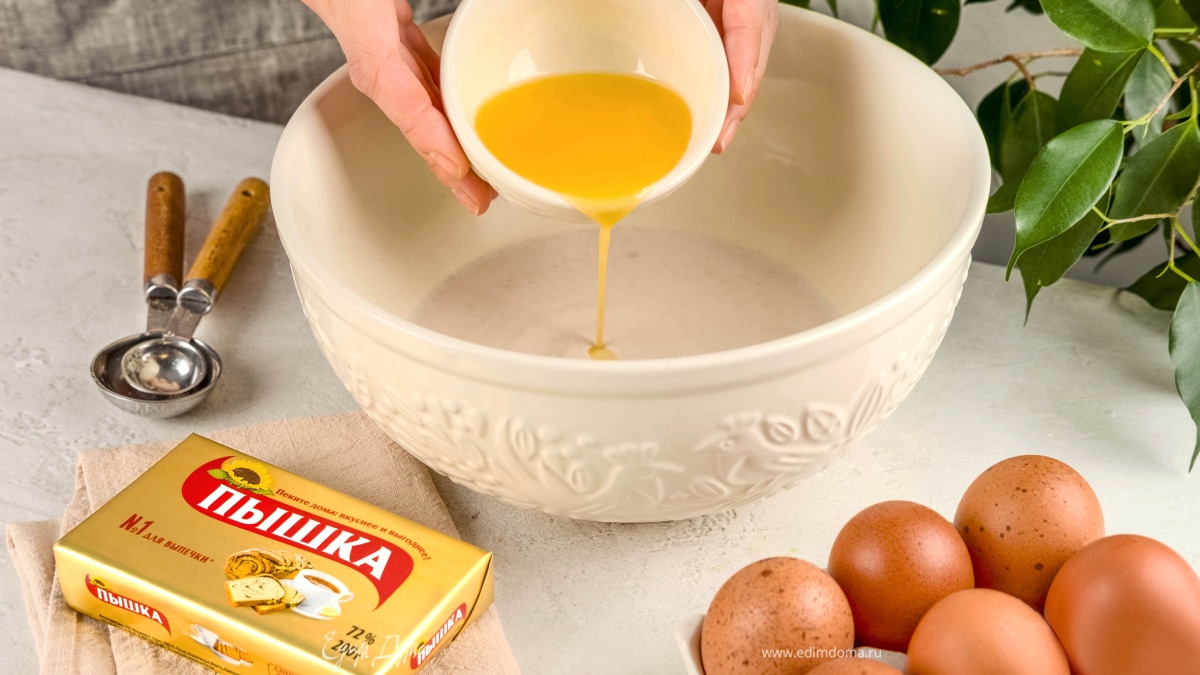 Добавьте растопленный маргарин «Пышка», соль и муку. Замесите мягкое тесто, накройте и оставьте подниматься на 1–2 часа.