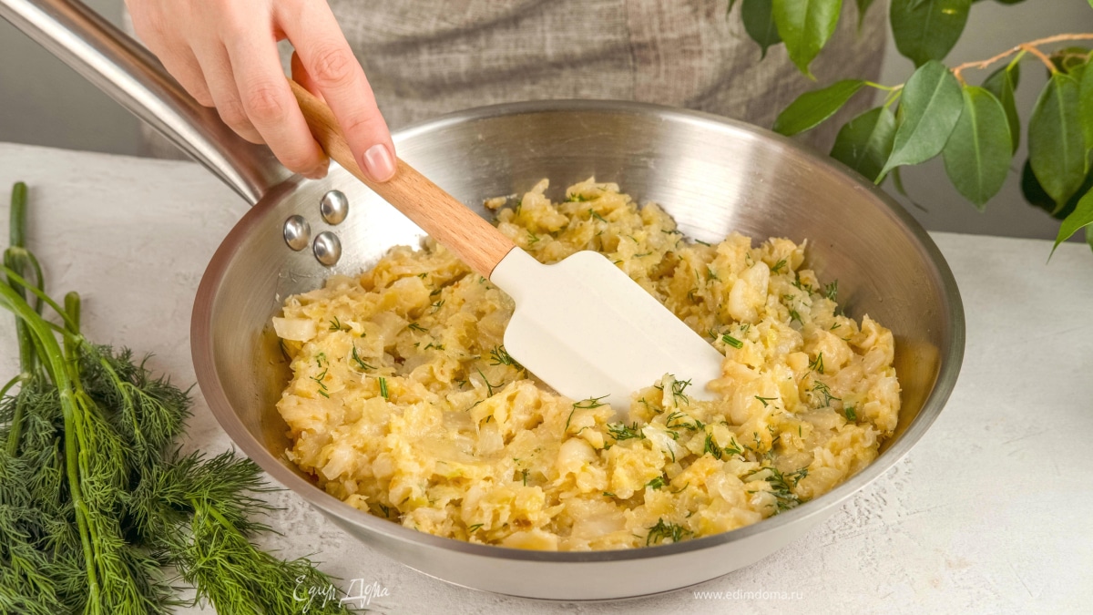 Для начинки измельчите капусту. Обжарьте ее на растительном масле, посолите и добавьте воду. Закройте крышкой и потушите до мягкости на среднем огне.