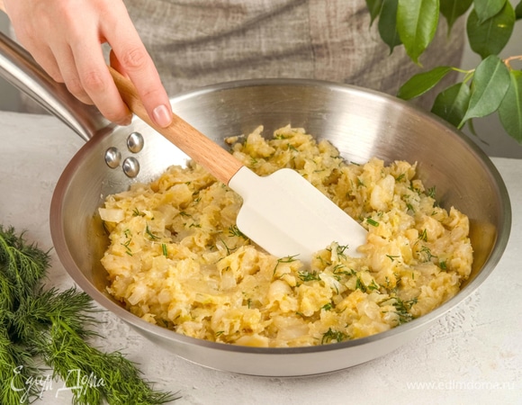 Для начинки измельчите капусту. Обжарьте ее на растительном масле, посолите и добавьте воду. Закройте крышкой и потушите до мягкости на среднем огне.