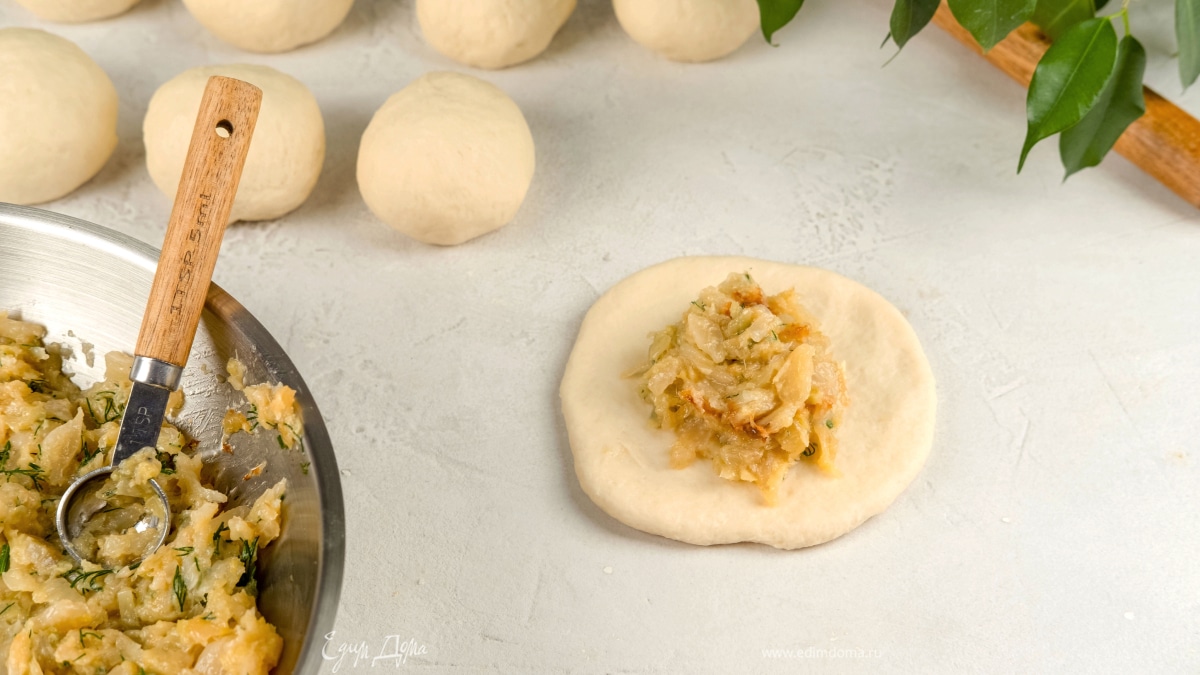 Обомните тесто, разделите его на шарики. Расплющите каждый и положите начинку в центр.