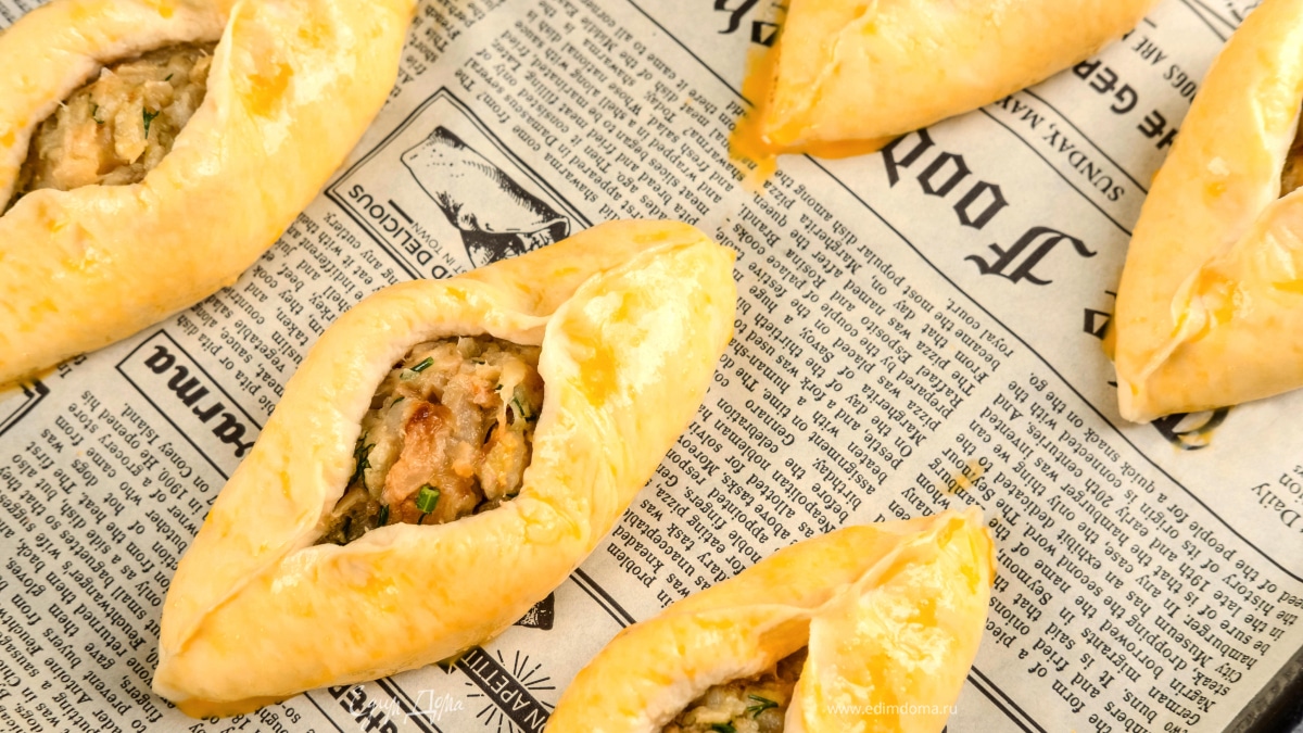 Выложите расстегайчики на смазанный противень и оставьте их на 10–15 минут. 