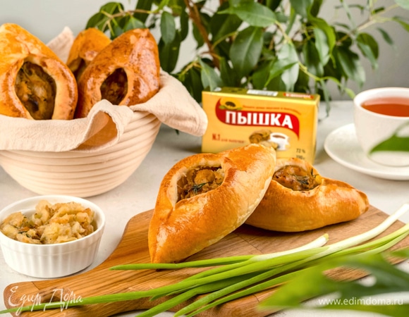 Смажьте яйцом и выпекайте при 220°C до румяной корочки.