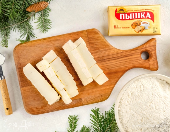 Нарежьте маргарин «Пышка» ножом. Просейте муку и смешайте ее с маргарином.