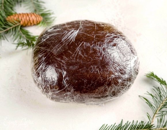 Замесите тесто. Накройте его пленкой и уберите в холодильник на 30 минут.