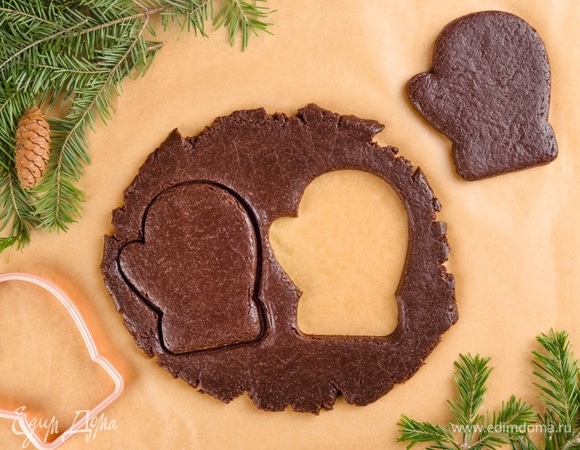 Раскатайте тесто в пласт и вырежьте варежки с помощью формочки. Выпекайте печенье 15 минут при температуре 180–200°С.