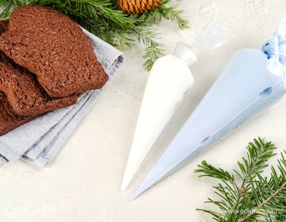 Разделите глазурь на три части. Две части подкрасьте синим красителем, одну оставьте белой.