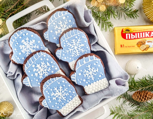 Закрасьте варежку голубой глазурью и нанесите белый контур.